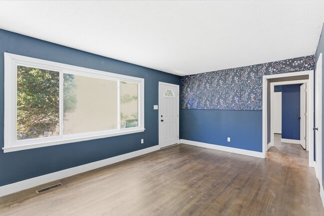 Building Photo - 900 Kingland Ave