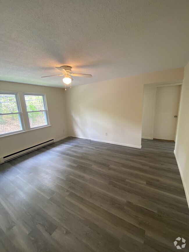 Building Photo - 851 Mammoth Rd