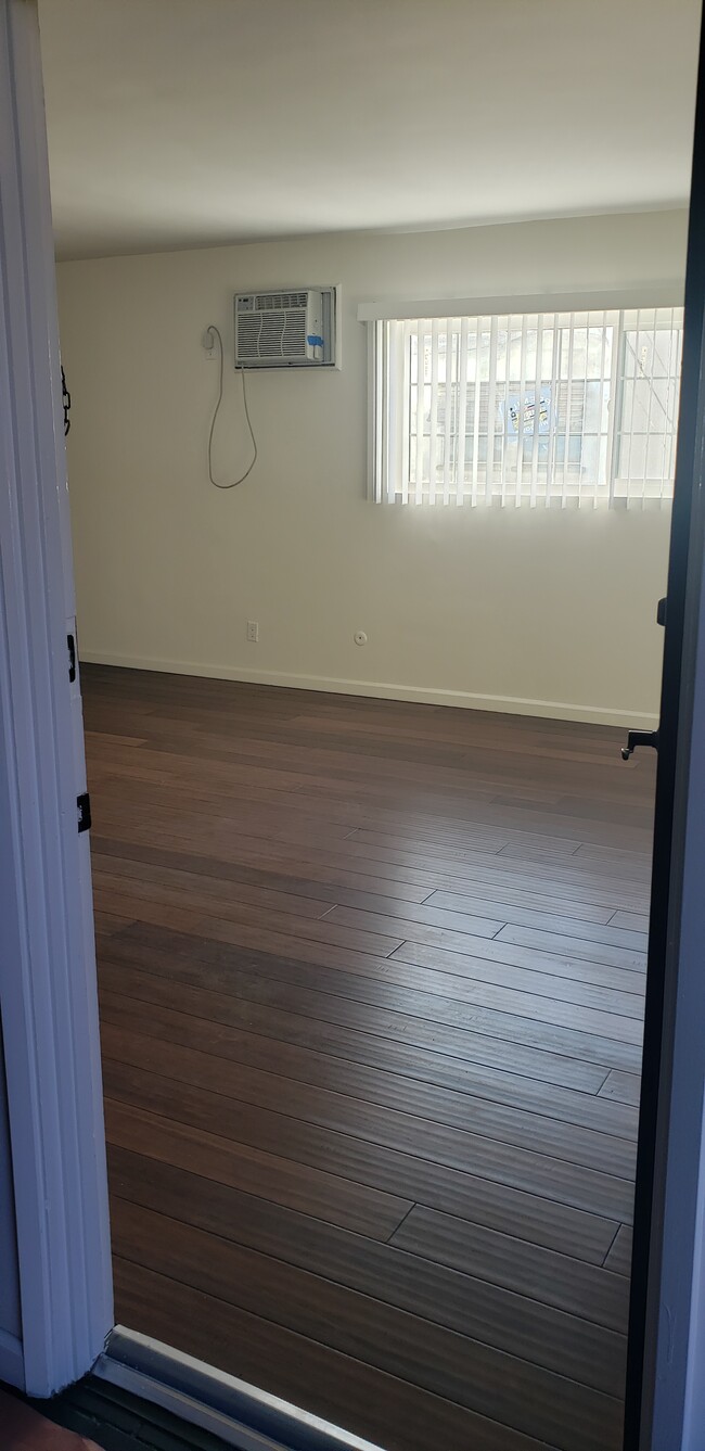 Hardwood floors - 414 E Doran St