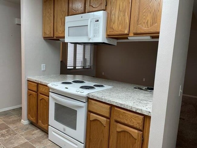 Building Photo - 2 bedroom 2 bath PLUS LOFT with single car...