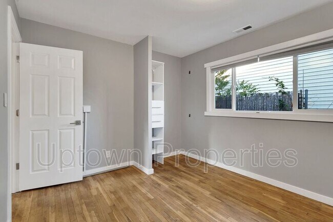 Foto del edificio - 5650 SW Main Ave