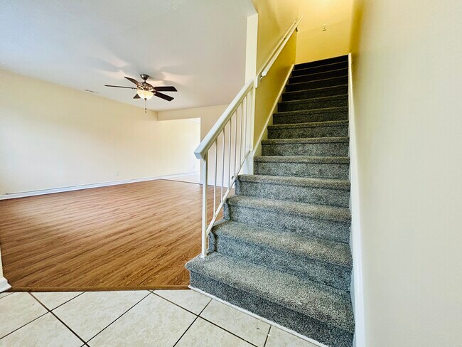 Entrada - 718 Spence Cir