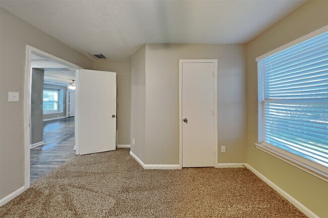 Building Photo - 7750 Shavano Ln