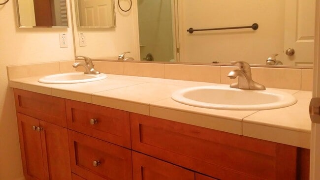 Building Photo - 3 Bedroom Townhome for Rent