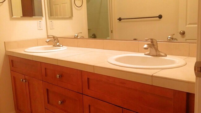 Foto del edificio - 3 Bedroom Townhome for Rent