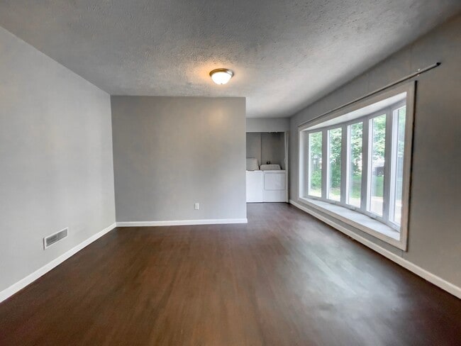 Building Photo - PRELEASING for AUGUST! Close to Campus: In-Unit Washer and Dryer