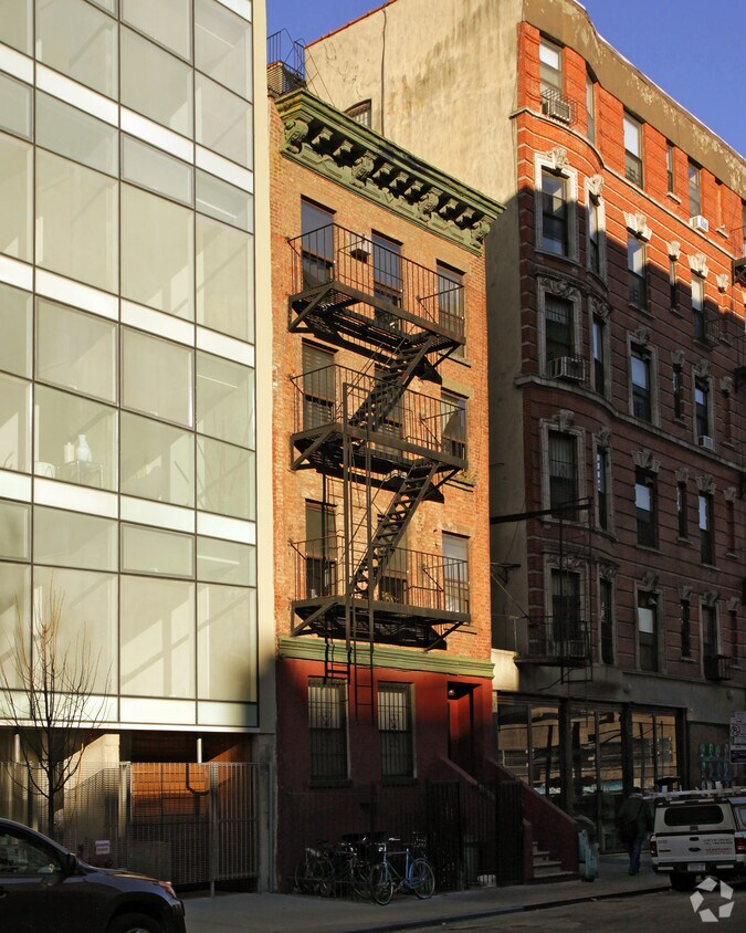Primary Photo - 121 Norfolk St