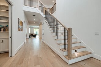 Building Photo - 907 W 43rd St