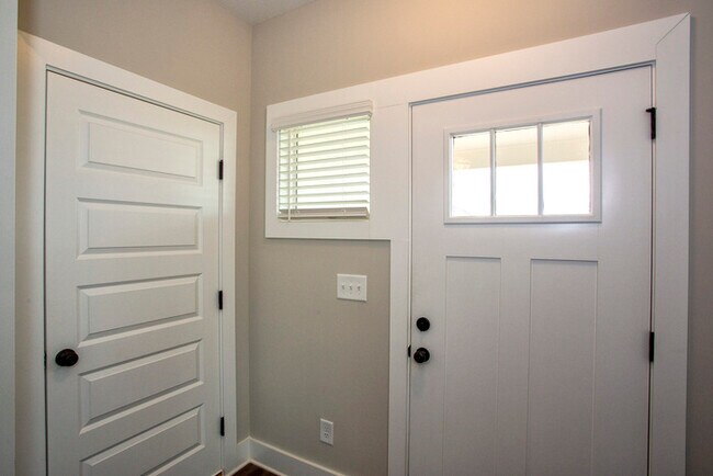 Building Photo - 4016 Ashley Dr