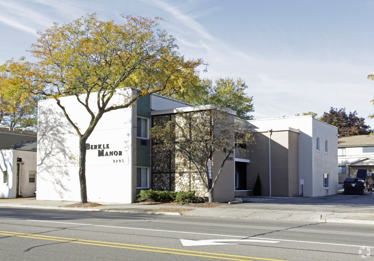 Berkley Manor Apartments in Berkley, MI