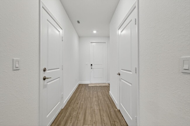 Building Photo - 303 SE Crossoak Ln