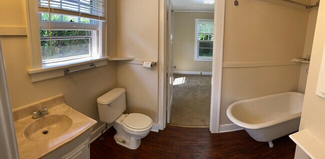 Baño con bañera con patas - 5327 N Bowdoin St
