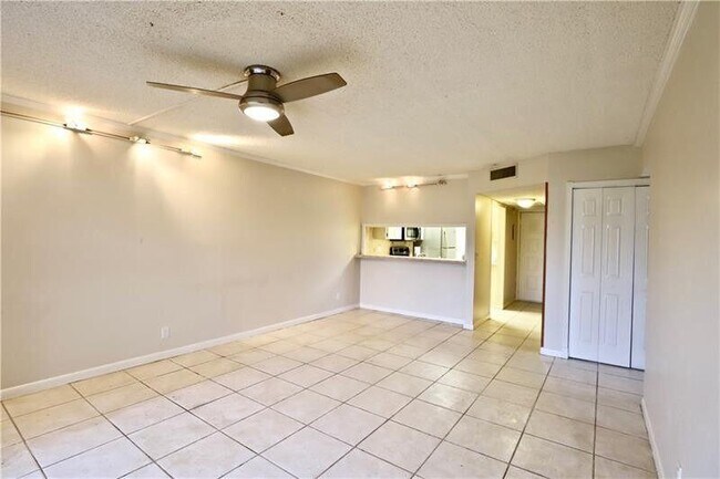 Foto del edificio - 9835 Three Lakes Cir
