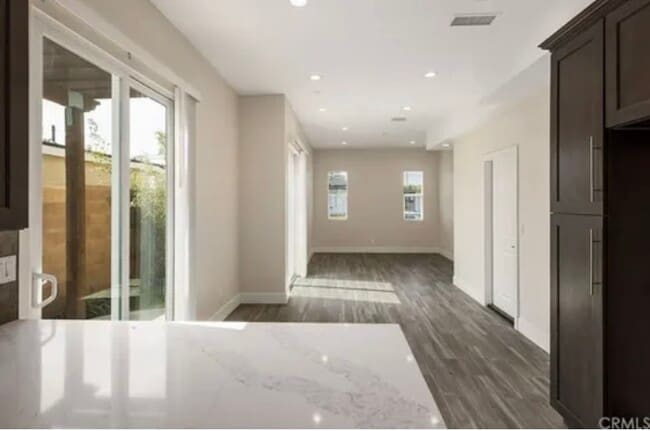 ENTRADA A SU PATIO PRIVADO - 14412 Yukon Ave