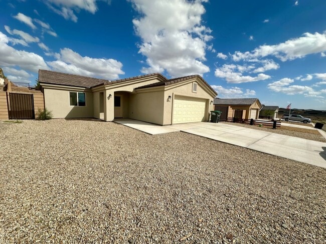Foto del edificio - Modern 3 Bed, 2 Bath Home with Open Floor Plan & New Flooring – Fort Mohave- Available Now!