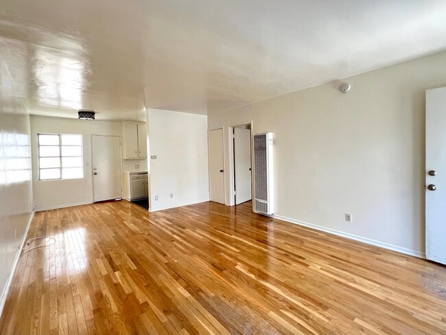 Sala de estar - 1342 Yale St