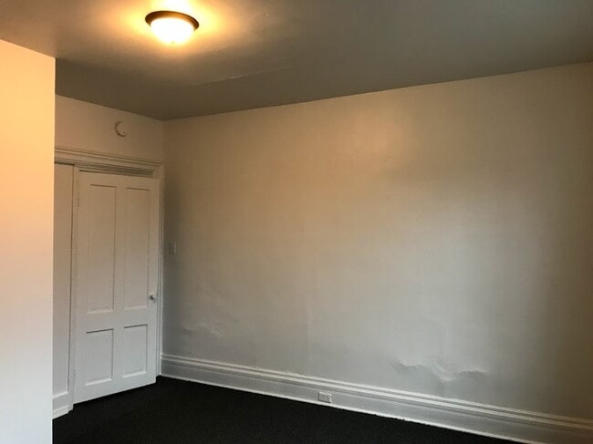 Building Photo - 423 Parade St