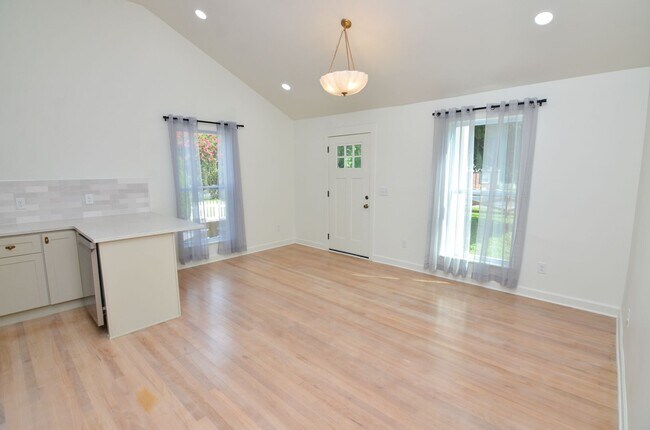 Building Photo - Fully renovated close to Downtown Franklin