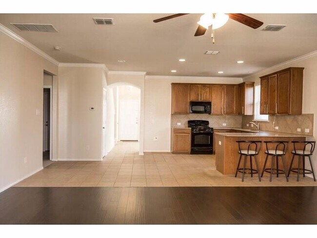 Foto del edificio - 4 bed 2.5 bath in Brookstone Community!!