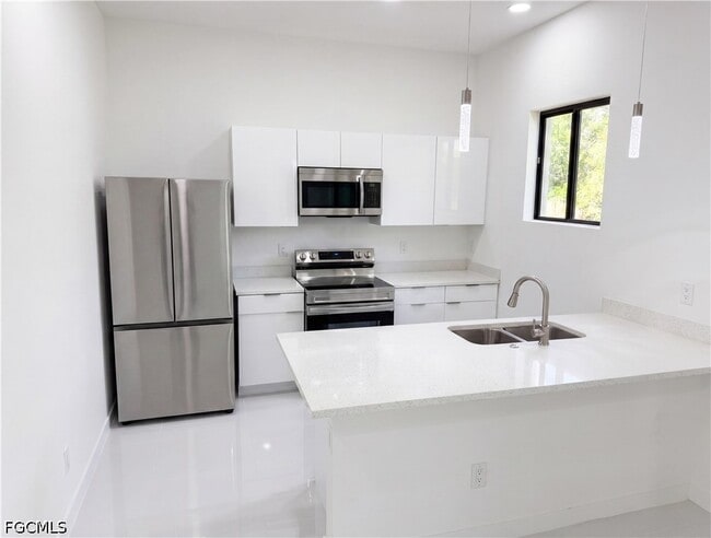 Foto del edificio - 728 Crestline Ave S