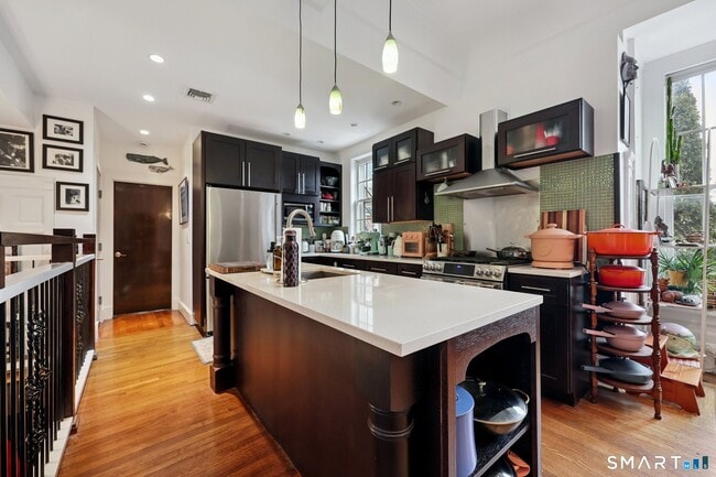 Building Photo - 591 Orange St