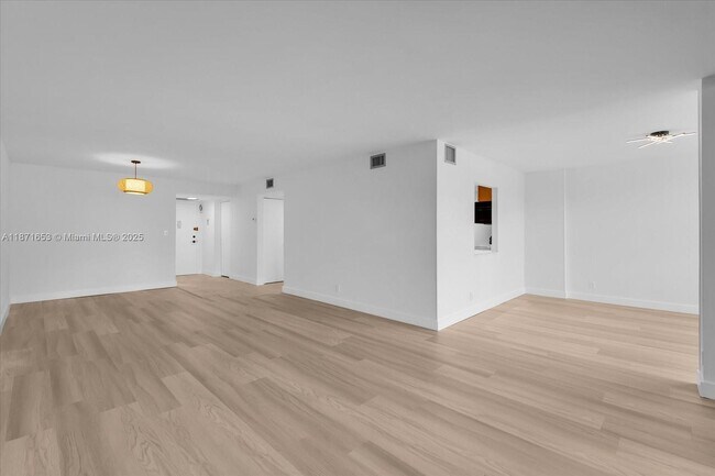 Building Photo - 1000 Parkview Dr