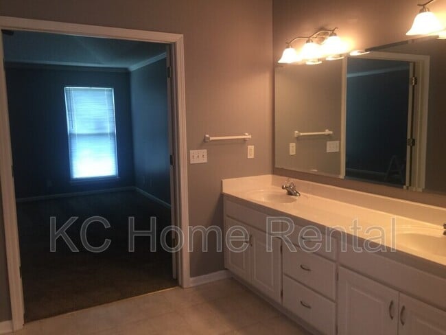 Building Photo - 10106 Redbud Ln