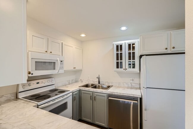 Building Photo - Stunning 2bed/2bath Condo with City Views ...