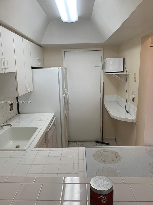 Building Photo - 2899 Collins Ave