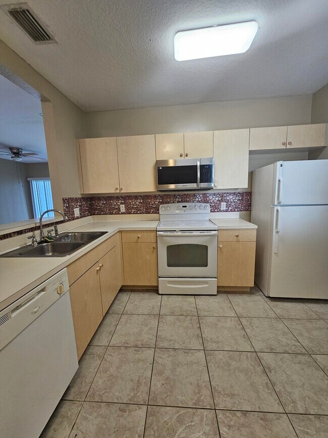 Building Photo - 1157 Golden Lakes Blvd
