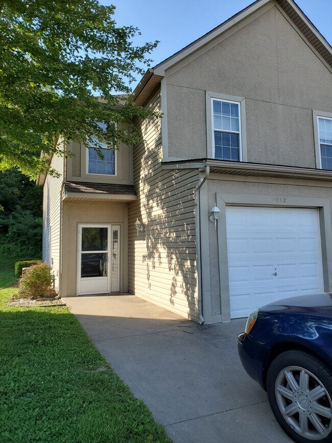 Building Photo - Oak Grove 3 bedroom 2 1/2 Bath Townhouse