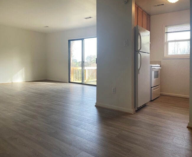 Foto del edificio - Charming 2 bedroom condo off of Jamestown Road! AVAILABLE July 2026!