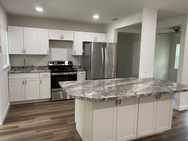 Foto del edificio - Nicely remodeled 4 bedroom 3 bath home in ...