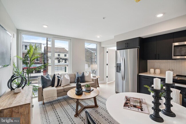 Foto del edificio - 6604 Ridge Ave