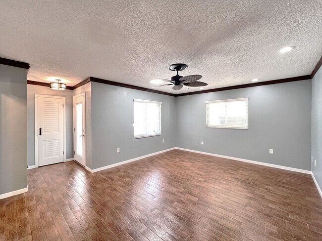 Foto del edificio - Two-Bedroom Home with Flex Room off Lake D...