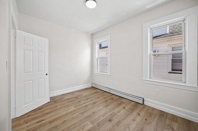 Dormitorio (2) - 129 Banta Ave