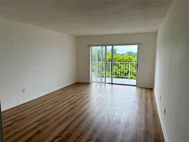 Foto del edificio - 492 NW 165th St