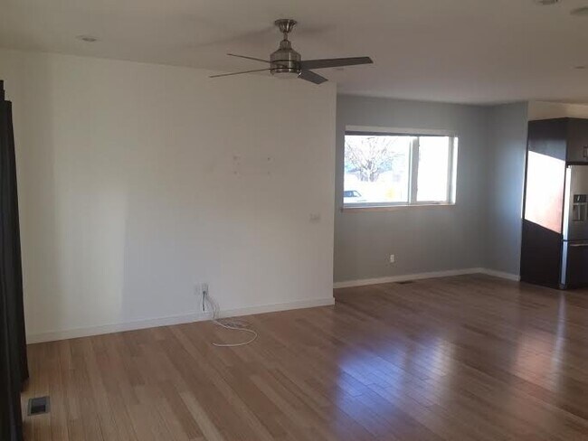 Building Photo - 3 Bedroom Modern Home w/ Excellent Location!