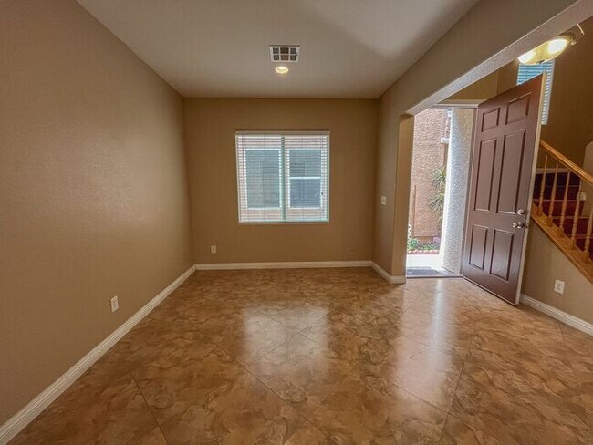 Foto del edificio - Charming 5-Bedroom Home in Desired Community!