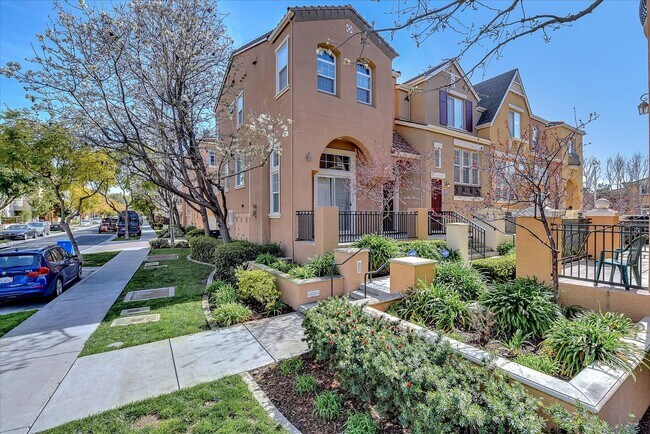Foto del edificio - PRIME CORNER HOME NEAR TRAILS LIGHT-FILLED...