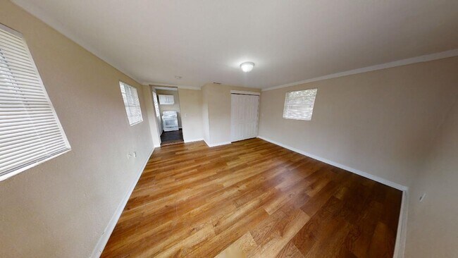 Building Photo - 3 bedroom 1 bathroom house