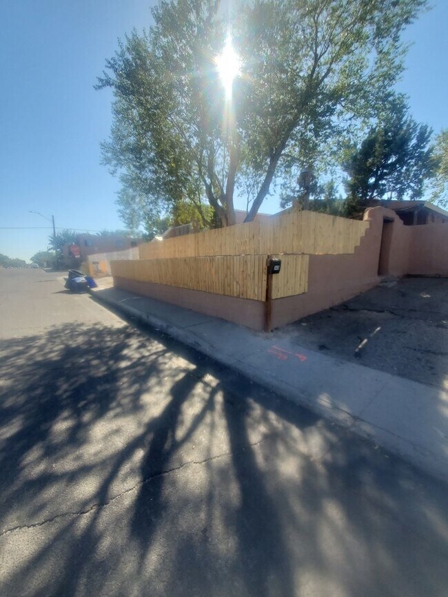 Building Photo - Freshly painted and move-in ready!
