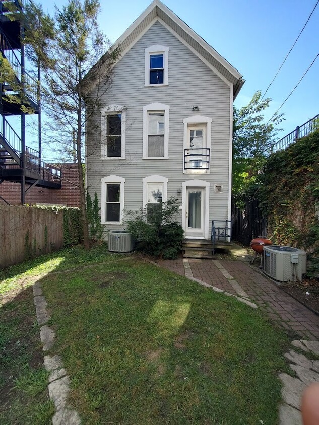 Primary Photo - 1317 W Roscoe St