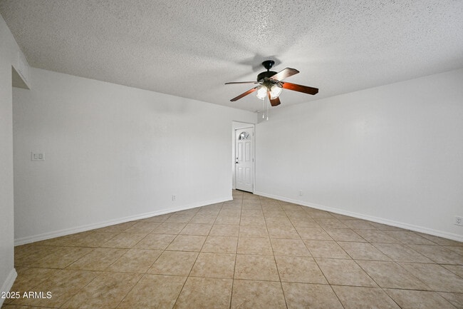 Building Photo - 913 E 7th Dr