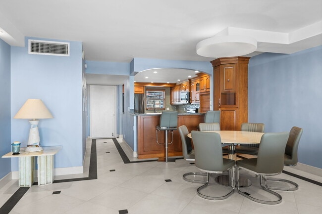 Building Photo - 511 Bayshore Dr