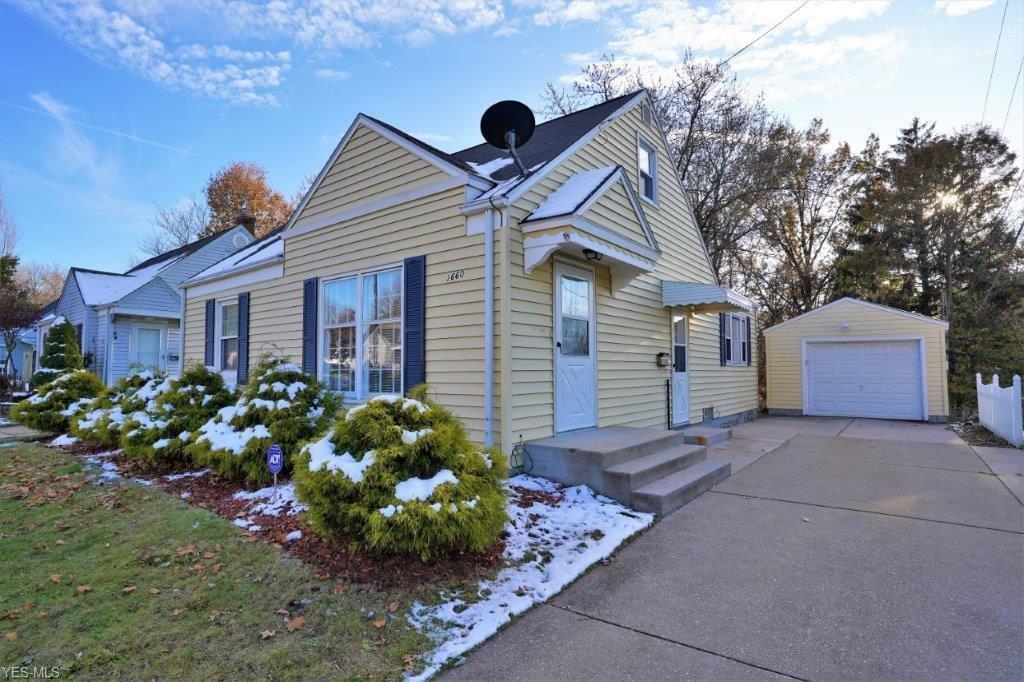 Primary Photo - 1660 Thornapple Ave