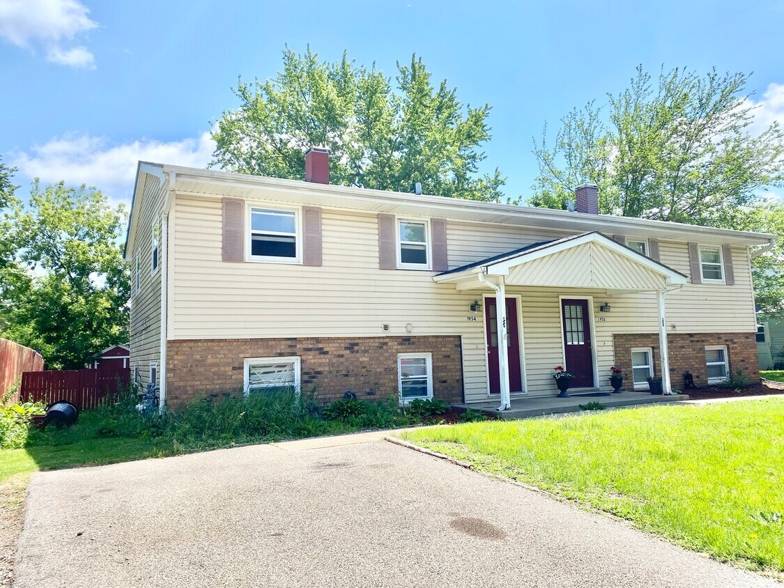 1954 Sheila St, Woodstock, IL 60098 Room for Rent in Woodstock, IL