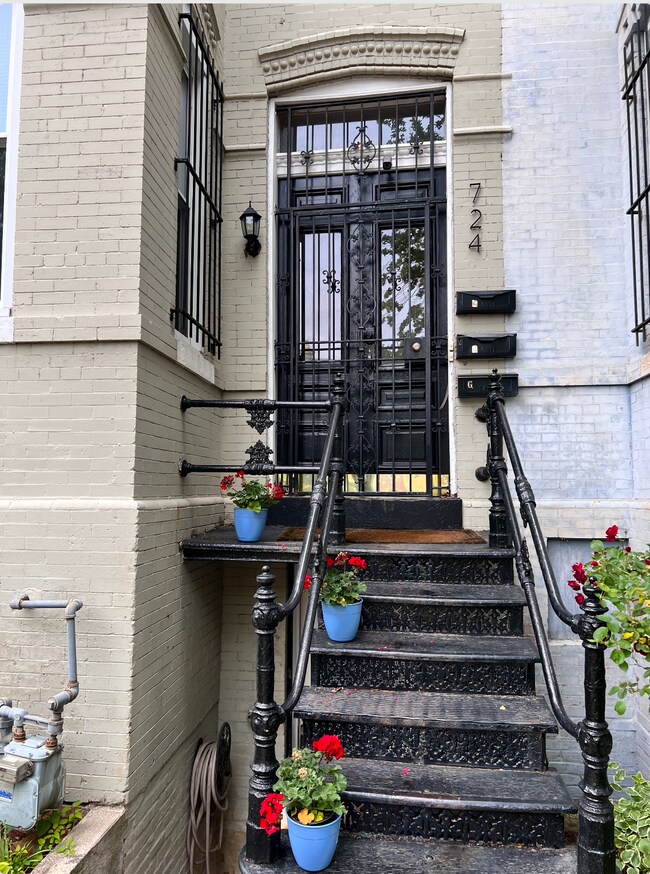 Upper floor unit! - 724 5th St NE