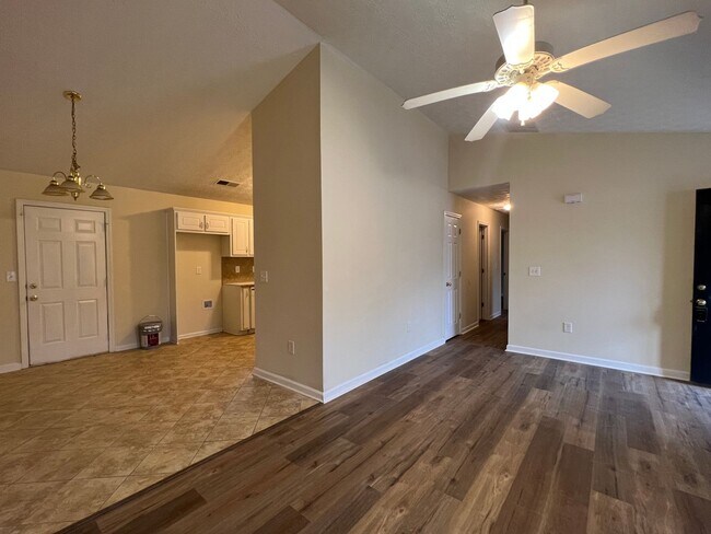 Building Photo - Charming 3 Bedroom 2 Bath Home located on ...