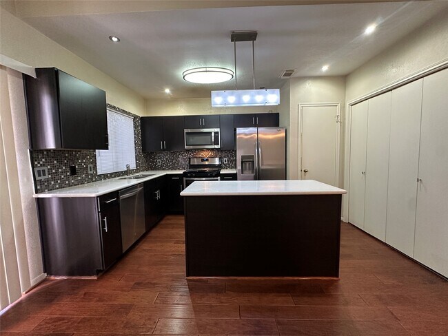 Foto del edificio - 2910 Grants Lake Blvd